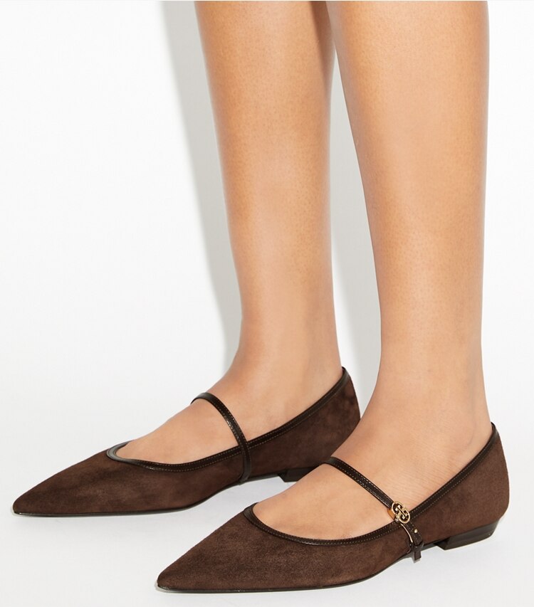 Tory Burch diseñador zapatos planos Mary Jane con hebilla doble T en DARK COCOA / DARK COCOA accesorio en modelo