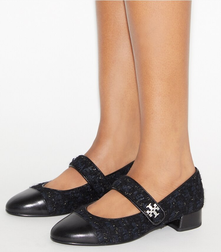 Tory Burch designer mocassini Mary Jane con punta a contrasto in MIDNIGHT NAVY / PERFECT BLACK accessory on model