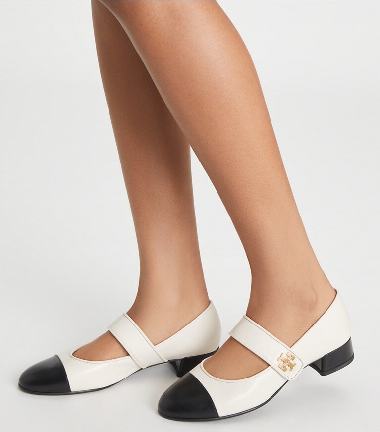 Tory Burch diseñador zapatos planos Mary Jane con puntera en LIGHT CREAM / PERFECT BLACK accesorio en modelo