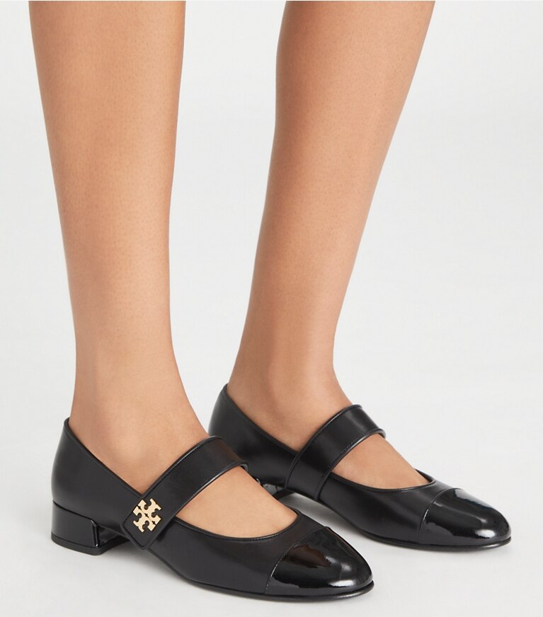 Tory Burch diseñador zapatos planos Mary Jane con puntera en PERFECT BLACK / PERFECT BLACK accesorio en modelo