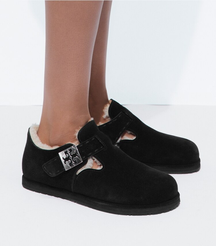 Tory Burch diseñador zapatos planos Mary Jane de borreguillo Mellow en PERFECT BLACK / SILVER accesorio en modelo