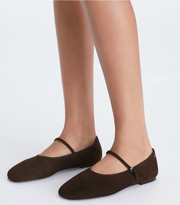 Tory Burch designer loafers Mary-Jane-Flat in DARK COCOA additional on model
