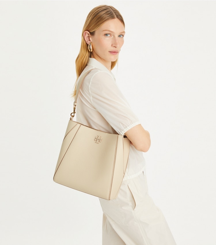Tory Burch designer ホーボーバッグ マックグロー バケットバッグ in BRIE accessory on model