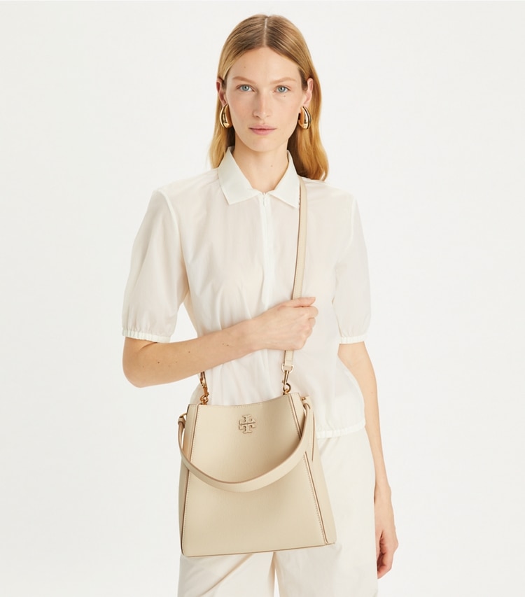 Tory Burch designer ホーボーバッグ マックグロー バケットバッグ in BRIE additional on model