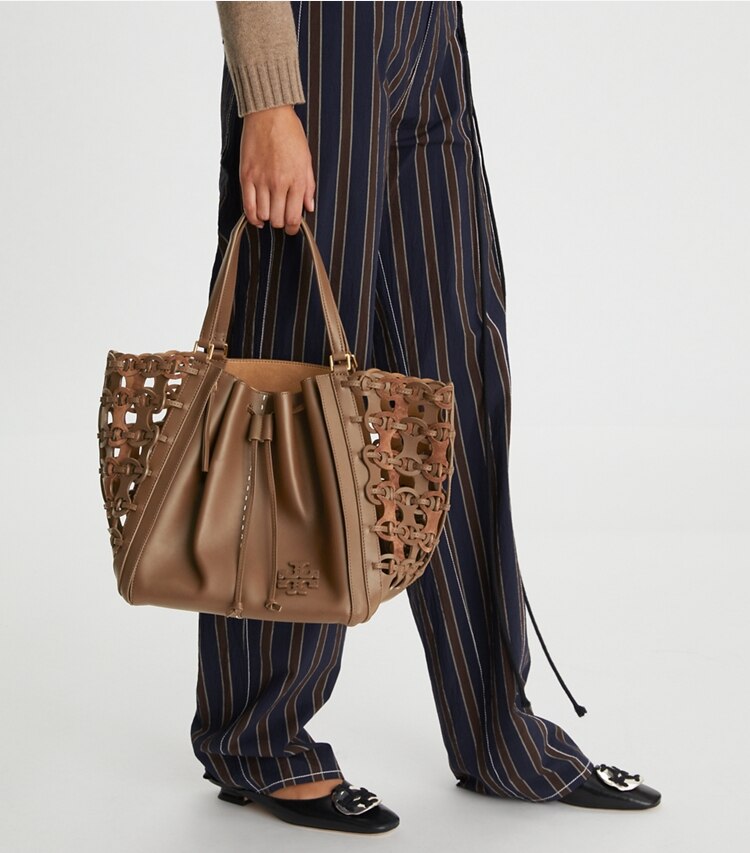 Tory Burch designer sac à main McGraw Libellule à découpes, surdimensionné dans Roasted Coffee accessoire sur le modèle