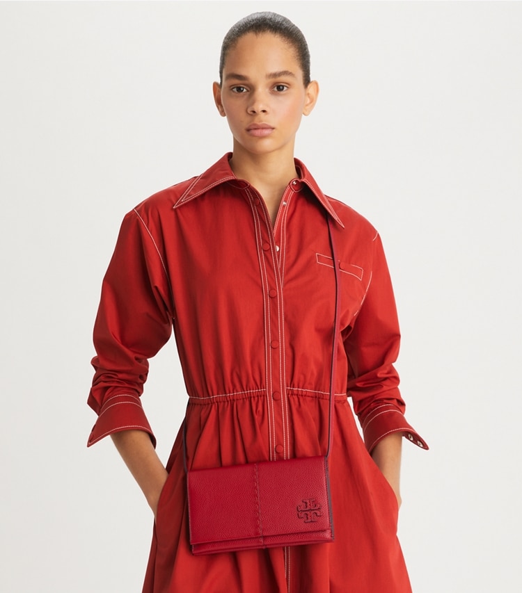 Tory Burch designer ミニバッグ マックグロー ウォレット クロスボディバッグ in TORY RED accessory on model