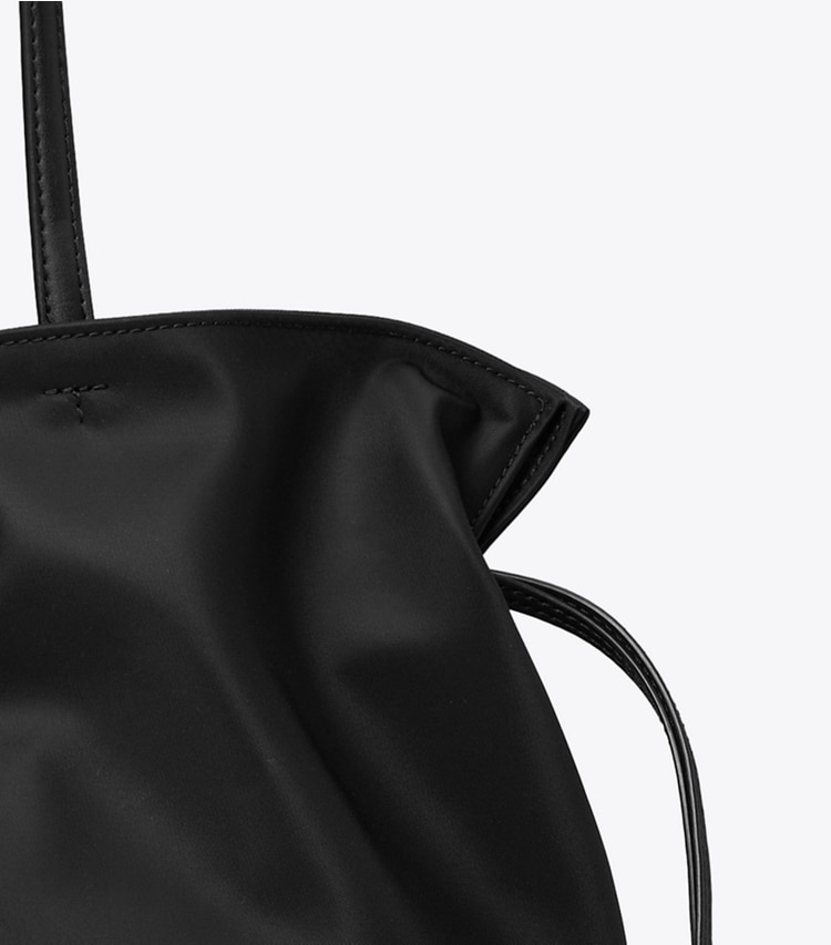 Tory Burch designer トートバッグ エラ ナイロン ドローストリング ミディアム トートバッグ in Black ディテール