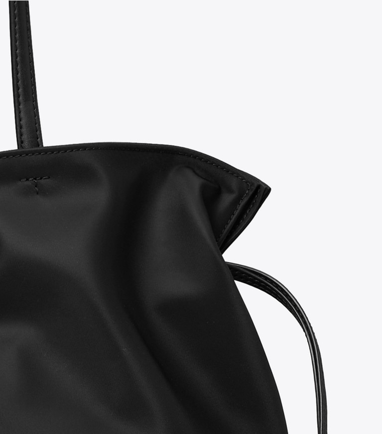 Tory Burch designer トートバッグ エラ ナイロン ドローストリング ミディアム トートバッグ in Black ディテール