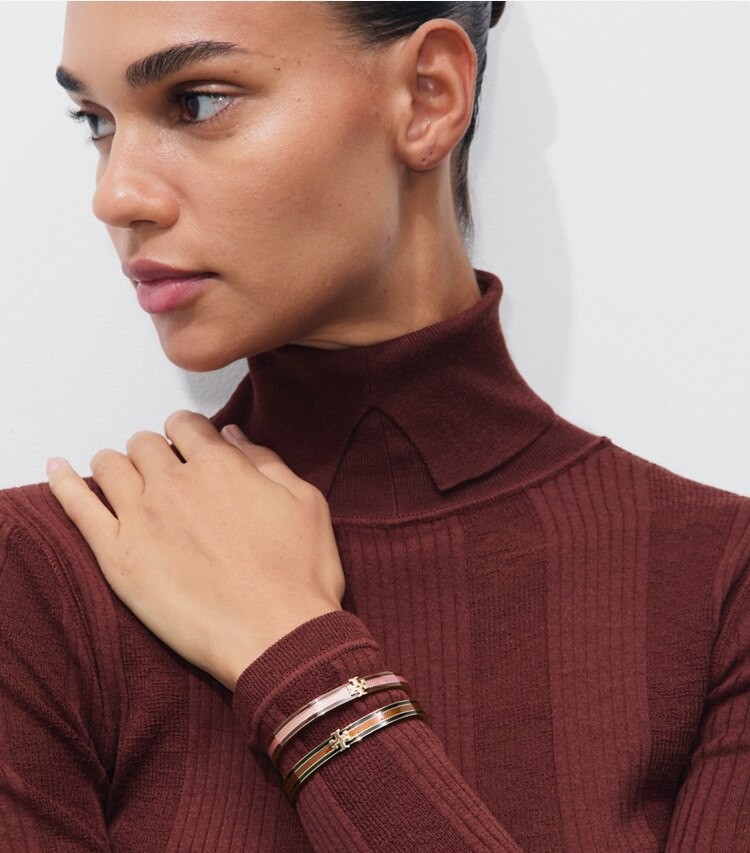 Tory Burch designer ブレスレット アイコン ストライプ エナメル ミディアム ブレスレット in Tory Gold / BLACK / Brown accessory on model