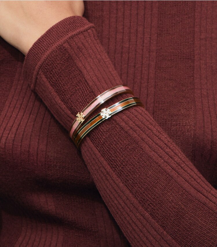 Tory Burch designer ブレスレット アイコン ストライプ エナメル ミディアム ブレスレット in Tory Gold / BLACK / Brown additional on model