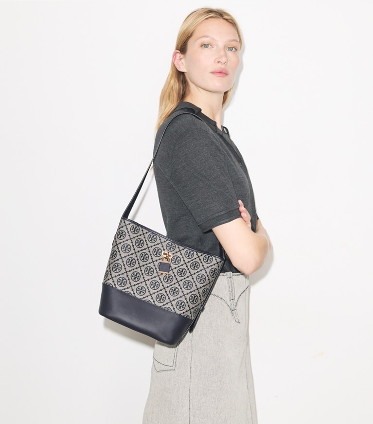 Tory Burch diseñador bolsos de hombro Medium T Monogram Lock Slim Bucket Bag en Tory Navy accesorio en modelo