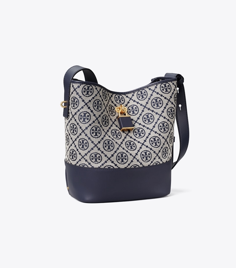 Tory Burch diseñador bolsos de hombro Medium T Monogram Lock Slim Bucket Bag en Tory Navy ángulo
