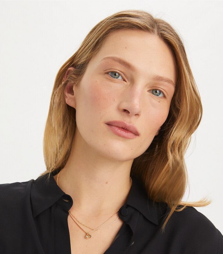 Tory Burch designer halsketten Mehrreihige Good Luck Halskette in Tory Gold front