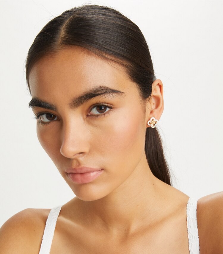 Tory Burch designer ohrringe Mehrschichtiger Kira Clover Ohrstecker in Tory Gold / Mother of Pearl accessory on model