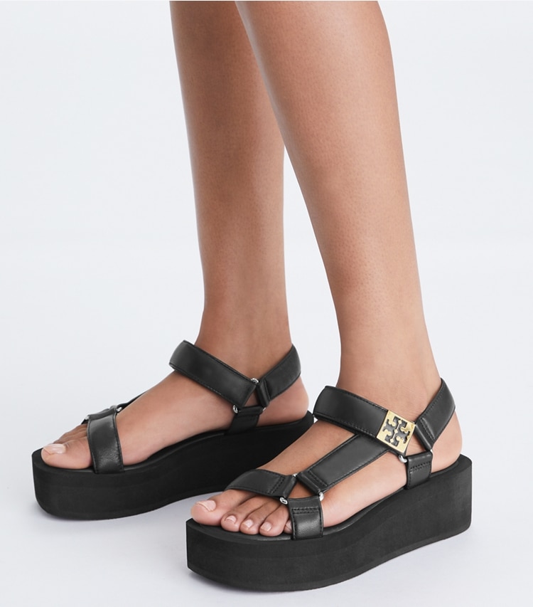 Tory Burch designer sandalen Mellow Plateau-Sandale in PERFECT BLACK / GOLD / PERFECT BLACK additional on model