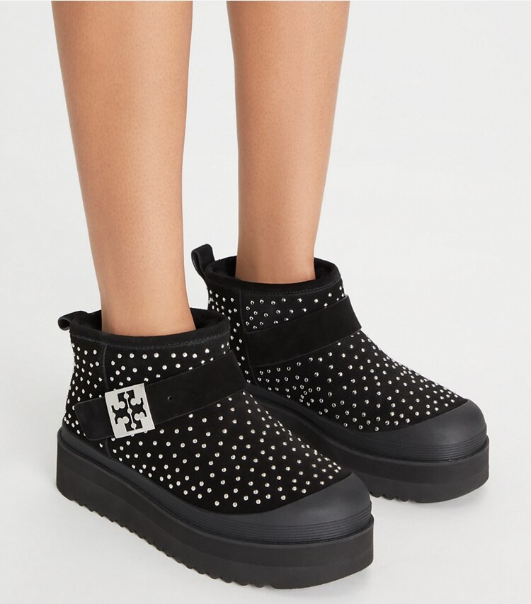 Tory Burch designer ブーツ メロー プラットフォームブーツ in PERFECT BLACK / SILVER accessory on model