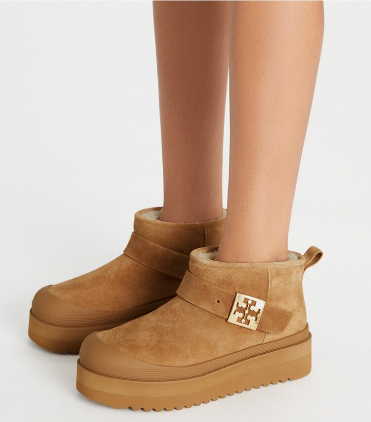 Tory Burch designer ブーツ メロー プラットフォームブーツ in CHESTNUT / GOLD accessory on model