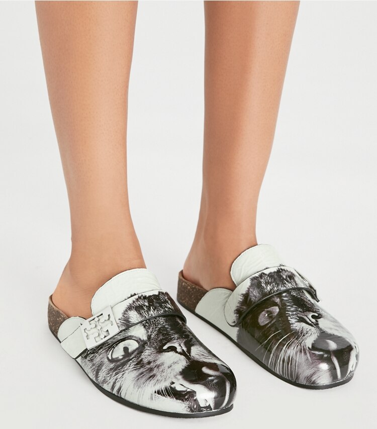 Tory Burch designer フラット メロー プリントミュール in CAT PORTRAIT accessory on model