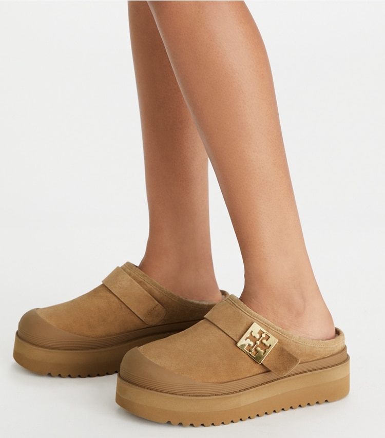 Tory Burch designer flats Mellow Shearling Platform Mule in CHESTNUT / GOLD accessory on model
