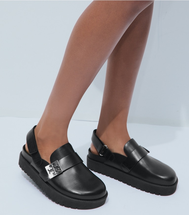 Tory Burch designer mocassins Mellow Sport Mule dans PERFECT BLACK / SILVER accessoire sur le modèle