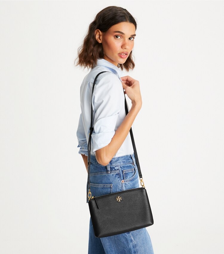 Tory Burch designer crossbody bags Mercer Crossbody Bag aus Strukturleder mit Reißverschluss in Black accessory on model