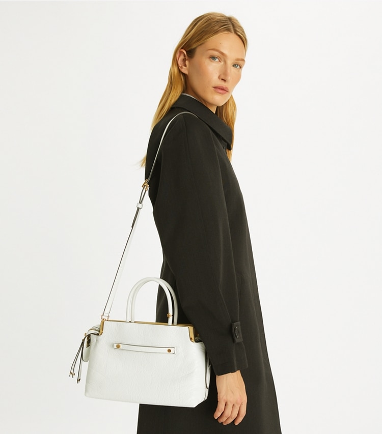Tory Burch designer サッチェルバッグ マーサー ディストレスト サッチェルバッグ in Blanc accessory on model