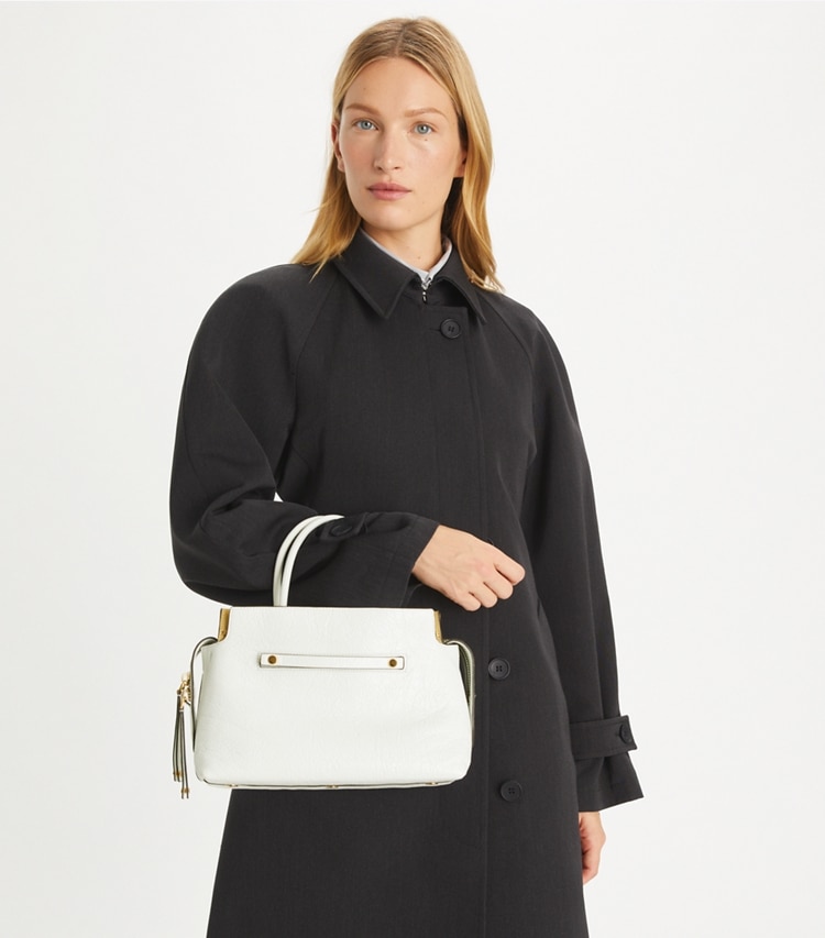 Tory Burch designer サッチェルバッグ マーサー ディストレスト サッチェルバッグ in Blanc additional on model