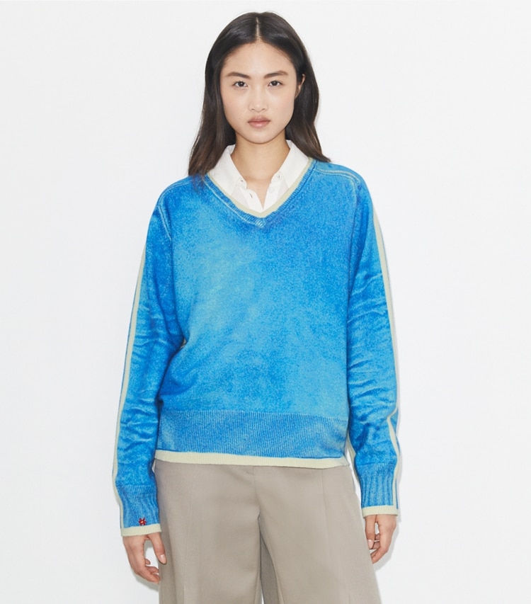 Tory Burch designer sweaters Merino Wool Sweater in Antique Travertine/ V-Neck Print on model detail