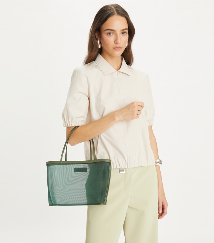 Tory Burch designer トートバッグ メッシュ トート in Verde accessory on model