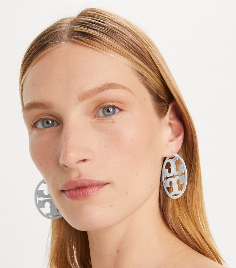 Tory Burch designer ohrringe Miller Creole in Tory Gold accessory on model