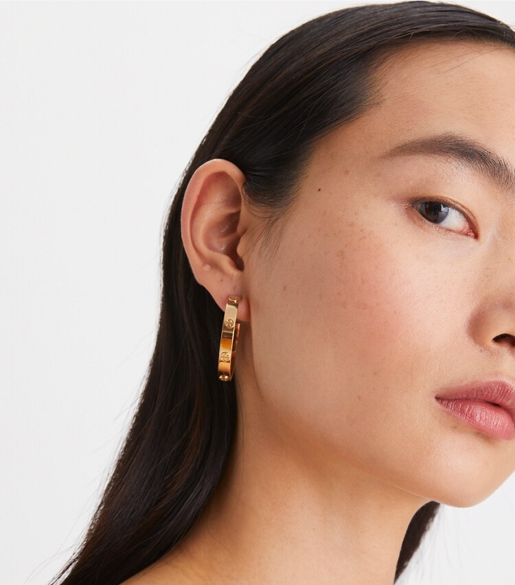 Tory Burch designer ohrringe Miller Creole mit Nieten in Tory Gold accessory on model
