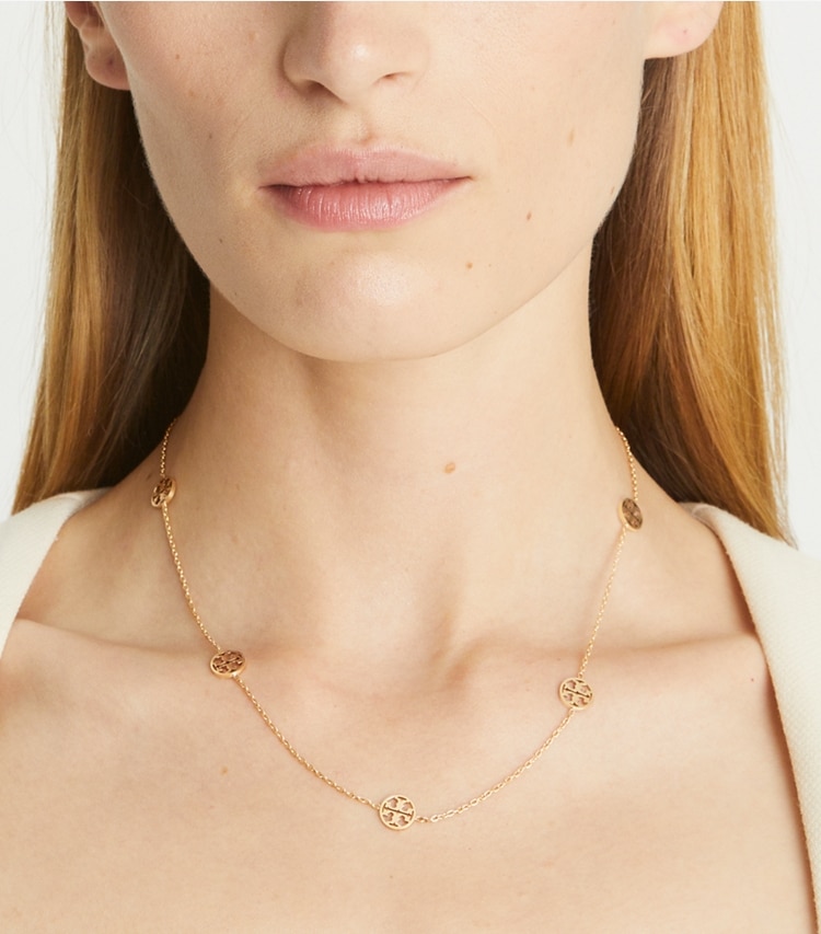 Tory Burch designer halsketten Miller Halskette in Tory Gold accessory on model