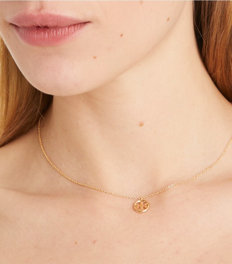 Tory Burch designer halsketten Miller Halskette mit Anhänger in Tory Gold accessory on model