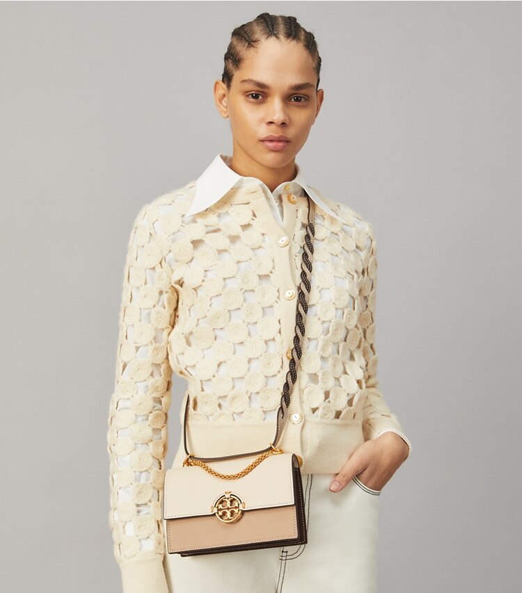 Tory Burch designer crossbody bags Miller Mini Bag in Colorblock-Optik in BRIE / ALMOND FLOUR accessory on model