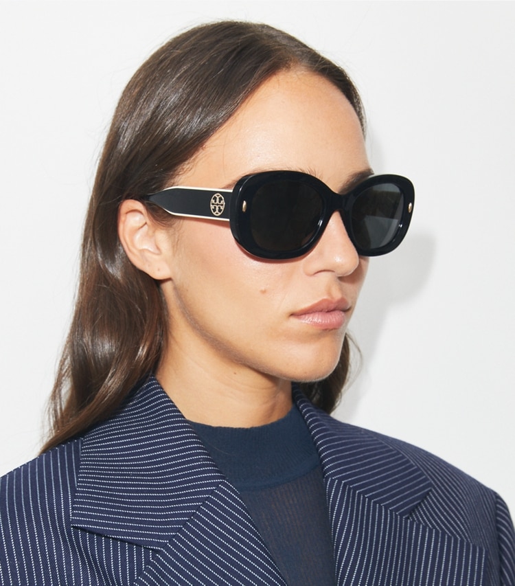 Tory Burch designer サングラス＆アイウェア ミラー オーバルサングラス in BLACK/IVORY/DARK GREY SOLID accessory on model