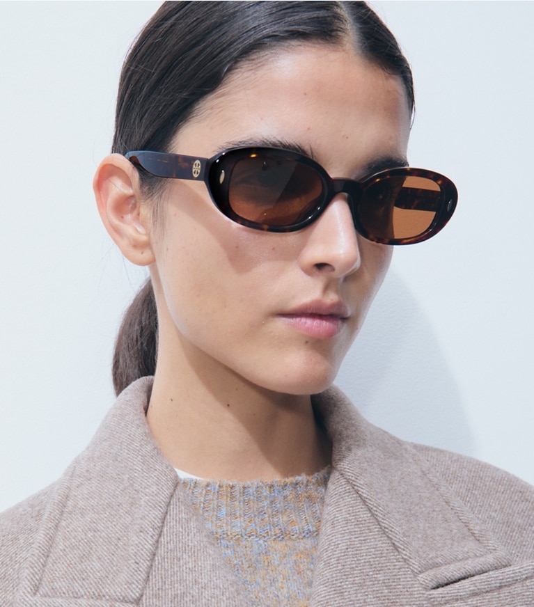 Tory Burch diseñador gafas de sol y anteojos Miller Oval Sunglasses en BLACK/DARK GREY accesorio en modelo