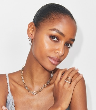 Tory Burch designer ネックレス ミラー パヴェ チェーンネックレス in Tory Gold / Tory Silver / Crystal accessory on model
