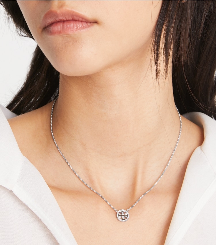 Tory Burch designer ネックレス ミラー パヴェ ペンダント ネックレス in Tory Gold/Crystal accessory on model
