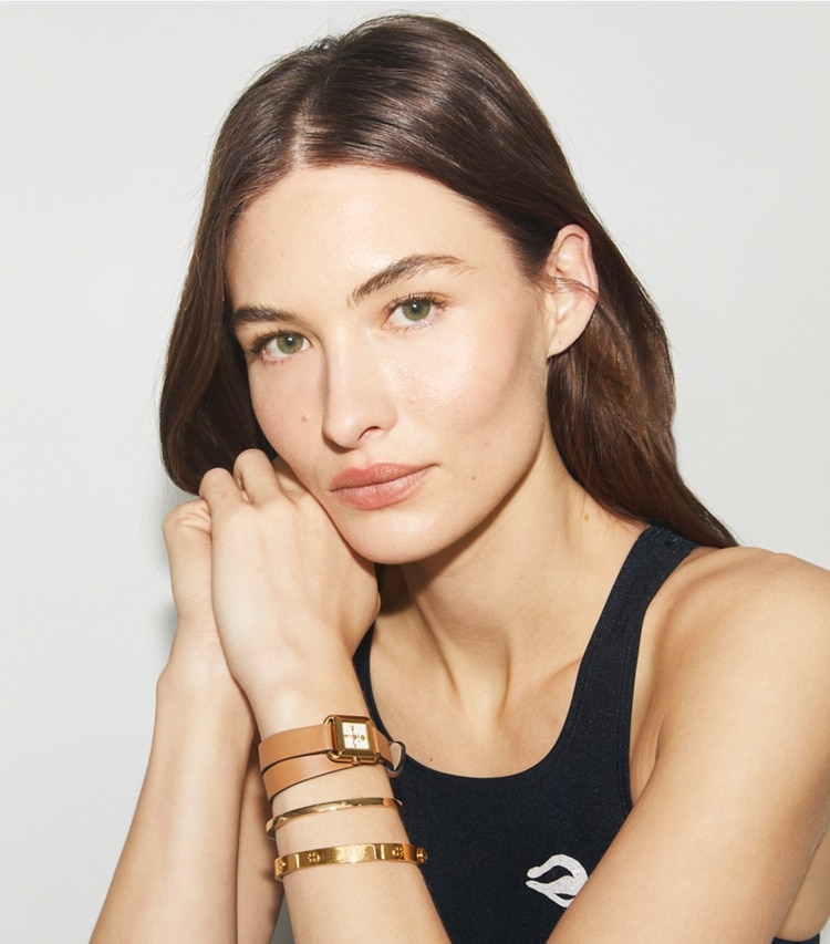 Tory Burch designer armbänder Miller Scharnierarmreif mit Nieten, 7 mm in Rose Gold accessory on model