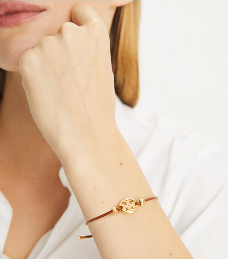 Tory Burch designer armbänder Miller Slider Armband in Tory Gold / Black accessory on model