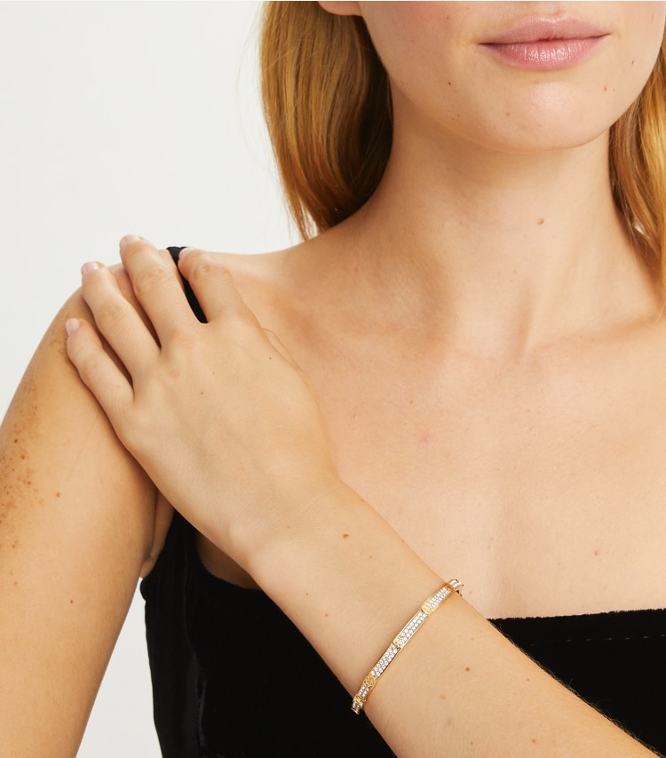 Tory Burch designer ブレスレット ミラー スタッズ ヒンジブレスレット 5mm in Tory Gold / Crystal accessory on model