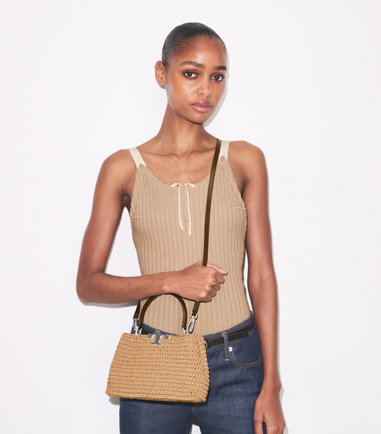 Tory Burch designer borse a spalla Mini Bauletto Eleanor in rafia in Honeycomb additional on model