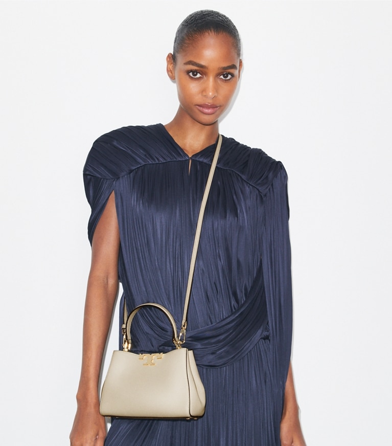Tory Burch designer borse a spalla Mini bauletto morbido Eleanor in Light Stone accessory on model