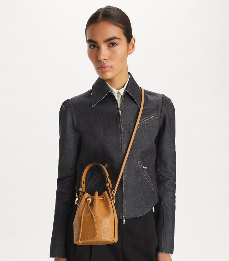 Tory Burch diseñador bolsos bandolera Mini bolso bucket de piel con monograma T en Tan accesorio en modelo