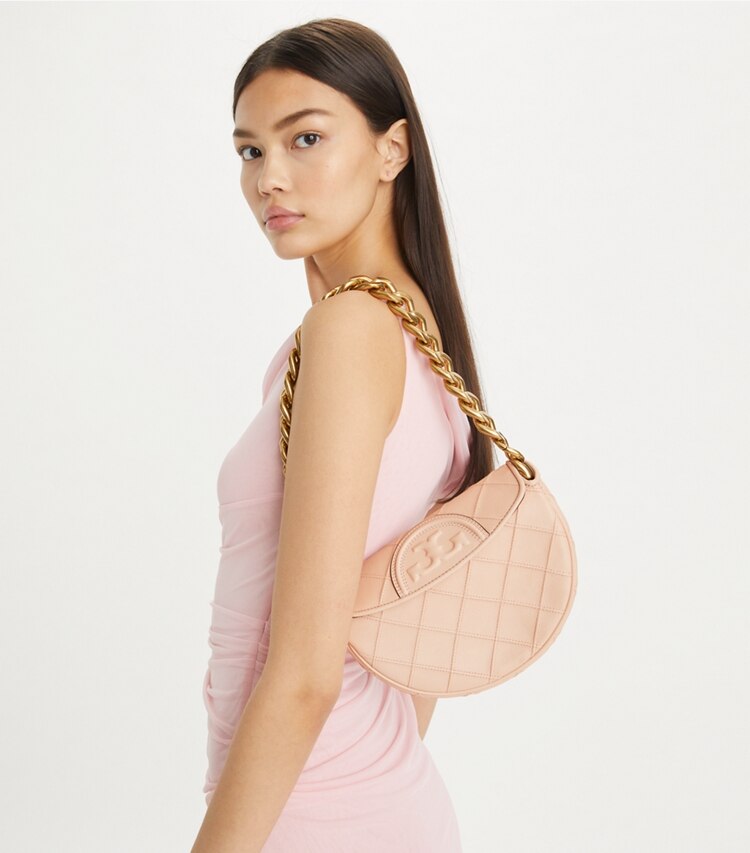 Tory Burch designer borse a tracolla Mini borsa a mezzaluna Fleming morbida in pelle pieno fiore lucida in Pink Dawn accessory on model