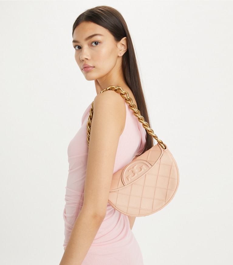 Tory Burch designer borse a tracolla Mini borsa a mezzaluna Fleming morbida in pelle pieno fiore lucida in Pink Dawn angle