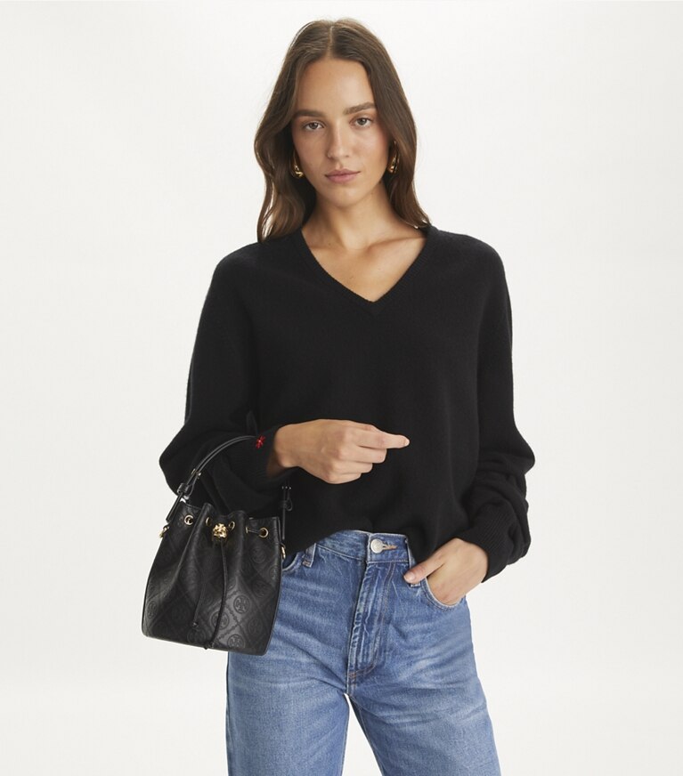 Tory Burch designer borse a spalla Mini borsa a secchiello in pelle con T Monogram in Black angle