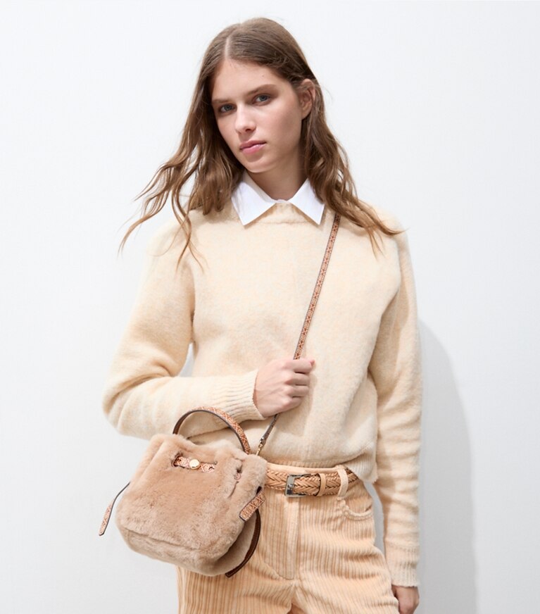 Tory Burch designer borse a spalla Mini borsa a secchiello Romy in shearling in Teddy additional on model