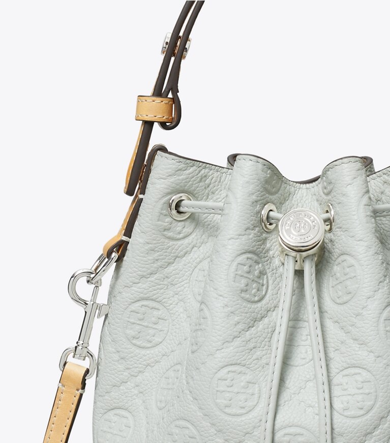 Tory Burch designer borse a spalla Mini borsa a secchiello T Monogram martellata in Light Titanium dettaglio