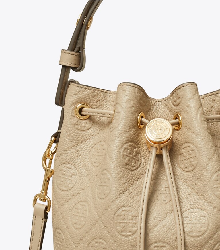 Tory Burch designer borse a spalla Mini borsa a secchiello T Monogram martellata in Fresh Clay angle
